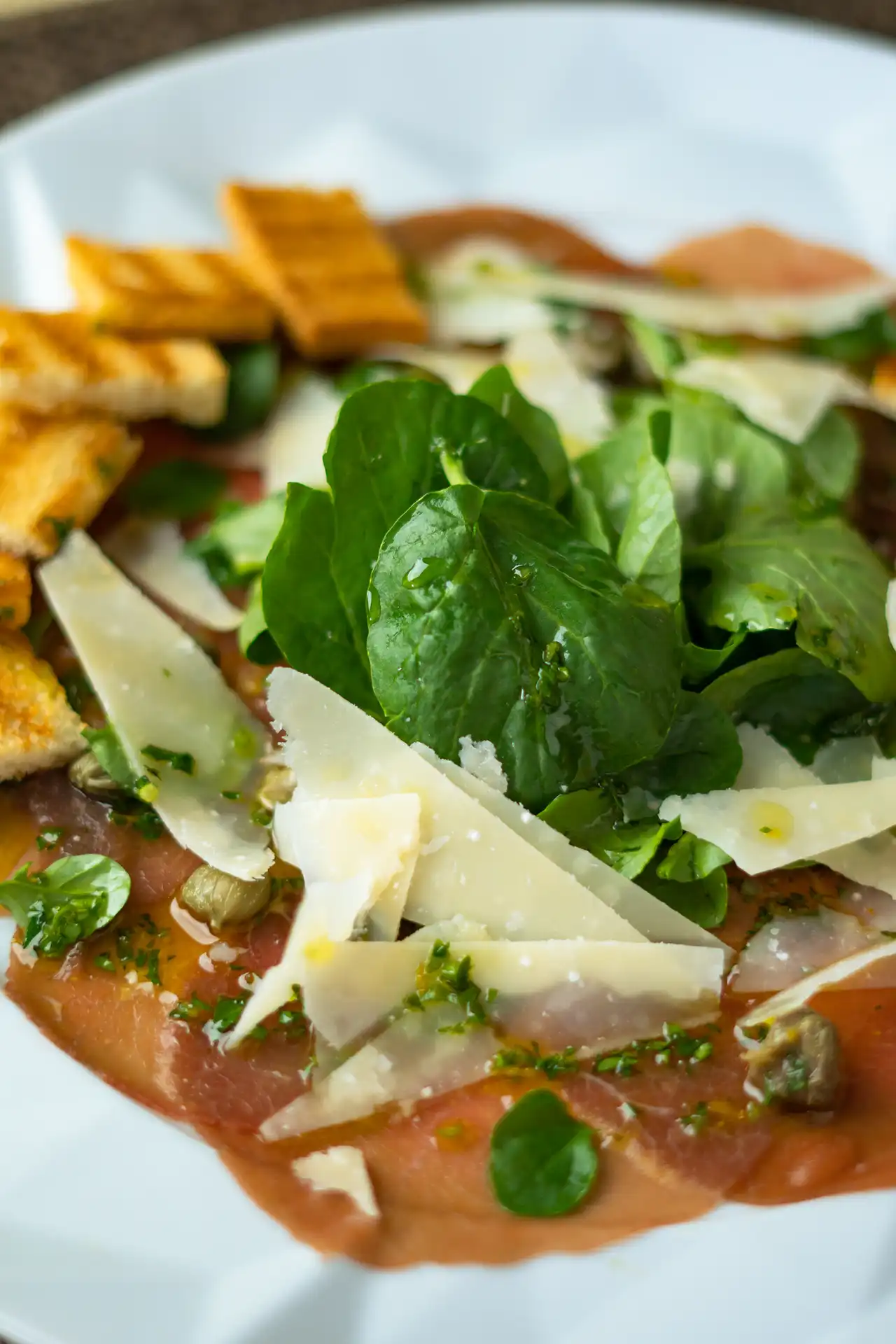 Carpaccio de carne com redução de vinho