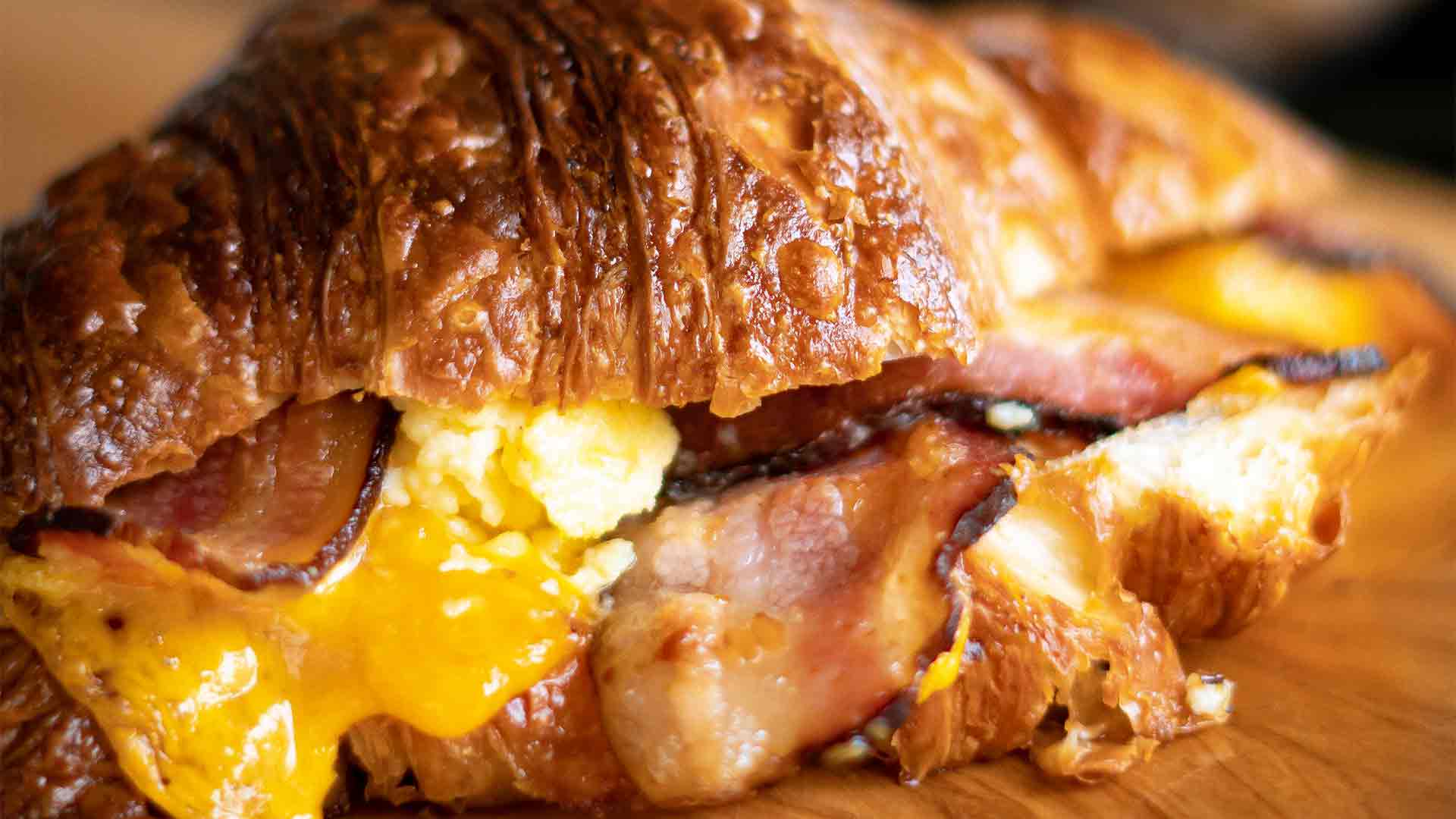 Croissant-com-ovos-e-bacon